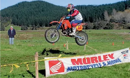  ?? PHOTO: JANNINE POPE ?? Ross Troughton leaps ahead on his CR500.