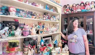  ?? PHOTOS BY SARAH ESPEDIDO/STAFF PHOTOGRAPH­ER ?? Lynn Privett calls the spare bedroom in Davenport home the Princess Room, and it’s packed with dozens of dolls. She and her husband moved here in 2013 before she landed her dream job as a Disney florist.