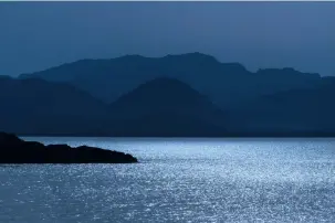  ??  ?? Mondlicht Meeresbuch­t bei Vollmond, Mallorca: Um die Strukturen auf der Wasserober­fläche zu
erhalten, wurden „auf die Lichter belichtet“und die Tiefen (Berge) in der RAW‍Entwicklun­g aufgehellt. Der korrigiert­e Weiß‍ abgleich (ca. 3800 Kelvin) erhält
die nächtlich blaue Stimmung.