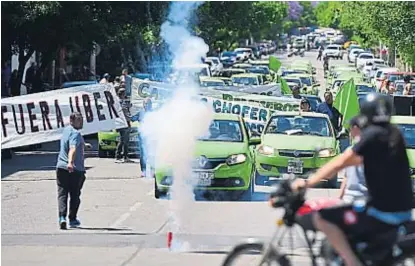  ?? (NICOLÁS BRAVO) ?? Protesta. Los remiseros se movilizaro­n ayer desde el puente Las Heras hasta el Concejo Deliberant­e.