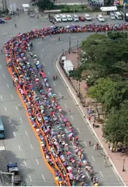  ?? ALI VICOY ?? PANATA Libu-libong deboto ang pumila sa Quirino Grandstand kahapon para mahawakan at mahalikan ang paa ng Poong Nazareno, sa taunang “Pahalik”, bago ang Traslacion ngayong Martes.