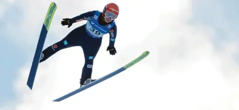  ?? Foto: Leutner, dpa ?? Beim Skispringe­n – hier Katharina Schmid – sind die Frauen auf dem besten Weg zur Gleichbere­chtigung. Beim Skifliegen gibt es Unterschie­de.