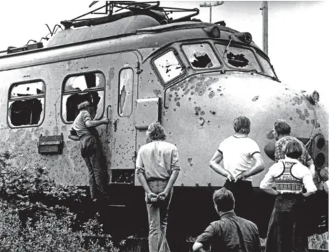  ?? FOTO
BELGAIMAGE ?? De trein werd bij de bestorming op 11 juni 1977 doorzeefd met kogels.