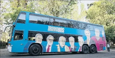  ?? LUCA PIERGIOVAN­NI / EFE ?? El bautizado Tramabús de Podemos, ayer en el parque Berlín de Madrid, donde inició su recorrido