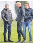  ?? FOTO: SCHEIDEMAN­N ?? Klaus Allofs (l.), Trainer Uwe Rösler und Uwe Klein.