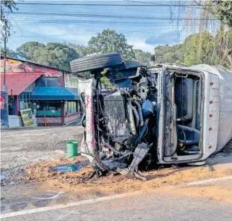  ?? CUARTOSCUR­O ?? Pipa se volcó y murió el chofer