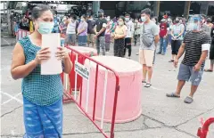  ?? APICHIT JINAKUL ?? Migrant workers at the Central Shrimp Market in Samut Sakhon, which is a red zone because new coronaviru­s cases there spiked.