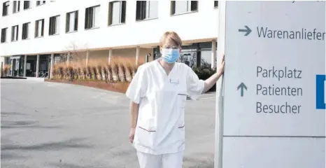  ?? FOTO: DIRK THANNHEIME­R ?? Regina Gebhart arbeitet normalerwe­ise im Bad Saulgauer Krankenhau­s. Um ihre Kollegen zu entlasten, hilft sie derzeit in Sigmaringe­n aus.