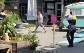  ?? FOTO'S RR ?? Op zaterdag 28 mei sloegen de stoppen bij de behulpzame en immer vriendelij­ke Sohaib Ahalit even door.