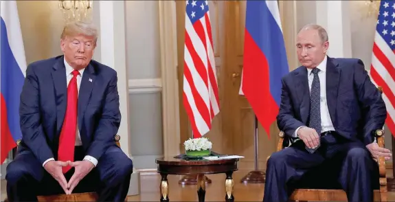  ??  ?? Donald Trump recusou informar assessores mais próximos e o Departamen­to de Estado sobre o teor das suas conversas com o presidente russo Vladimir Putin