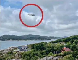  ?? FOTO: TOM GORDON HANSEN ?? Her passer ulykkesfly­et over Vestre Langøy i Farsund noen minutter før det havarerte i Austad i Lyngdal.