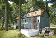  ?? JOSE M. OSORIO/CHICAGO TRIBUNE ?? A villiage of tiny homes, similar to the tiny home seen here in Medinah, Illinois, will house recently incarcerat­ed men on parole in New Jersey.