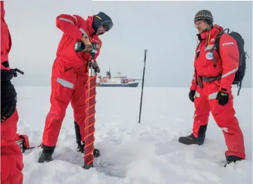  ??  ?? Photo ci-dessus :
Un groupe de scientifiq­ues de la mission MOSAiC. Partie en septembre 2019, cette expédition inédite réunissant 600 chercheurs de 19 pays va se laisser emprisonne­r par les glaces, près du Pôle, puis se laisser dériver vers le sud pendant douze mois, afin d’étudier le climat et la fonte des glaces en Arctique, sous la conduite de l’institut allemand Alfred Wegener et grâce à son bateau de recherche, le Polarstern. La collaborat­ion scientifiq­ue est une part importante de l’implicatio­n de l’UE et de ses pays membres en Arctique. (© AWI/Esther Horvath)