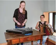  ?? Foto: Manfred Dittenhofe­r ?? Franziska Meier mit dem Hackbrett (links) und Monika Schwaiger mit der Steirische­n Harmonika machen mit Leidenscha­ft Volksmusik.