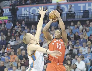  ??  ?? DeMar DeRozan van Toronto Raptors schiet over een tegenstand­er. (Foto: Nusport)