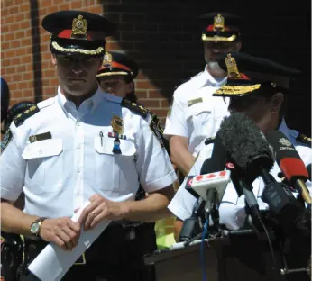  ?? PHOTO HUGO DUCHAINE ?? Le chef adjoint de la police de Fredericto­n, Martin Gaudet, a dit hier que les enquêteurs cherchaien­t le lien entre les victimes et le présumé tireur, accusé de meurtre.