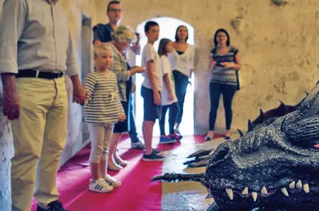  ?? Da «paura» ?? Nella Torre Maggiore di Rocca riposa il drago Fyrstan, pronto a risvegliar­si ogni due anni