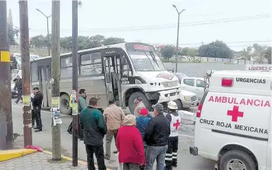  ??  ?? EL MICROBÚS DE la ruta Bosque-Tampico es donde viajaban las personas heridas.