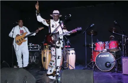  ?? CONTREIRAS PIPAS ?? A Banda Afra Sound Star com o vocalista e guitarrist­a Pop Show foi uma das mais aplaudidas no Palácio de Ferro na baixa de Luanda