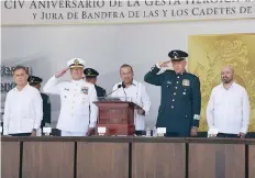  ??  ?? Alfonso Navarrete Prida (centro) dijo que se debe honrar a quienes dieron su vida para hacer un país fuerte, durante la conmemorac­ión de la gesta heroica en Veracruz.