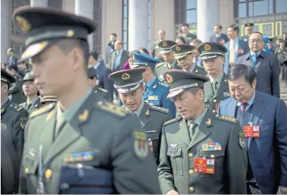  ?? Ap ?? Oficiales del ejército chino, ayer, en la Asamblea