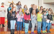  ?? FOTOS: STEIDLE ?? Ein neu und spontan formierter Chor sang beim Kirchenpat­rozinium in der Westerheim­er Christköni­gskirche zum „Kiamo-Prozess“.