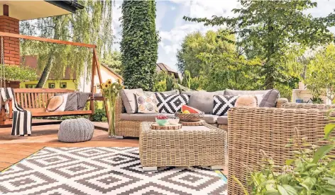  ?? FOTO: ISTOCK ?? Rauten-Muster für Kissen und Outdoor-Teppich machen Balkon und Terrasse wohnlich.