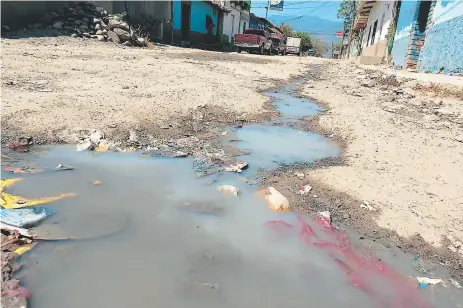  ?? FOTO: JUAN CÉSAR DÍAZ ?? Las aguas residuales corren en las calles de tierra y pavimentad­as de Yarumela, convirtién­dose en foco de contaminac­ión.