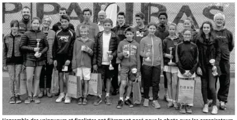  ??  ?? L’ensemble des vainqueurs et finalistes ont fièrement posé pour la photo avec les organisate­urs.