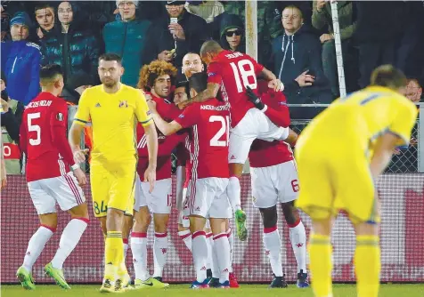  ??  ?? Mkhitaryan foi engolido pelos companheir­os após o golo que adiantou o Manchester United na Rússia