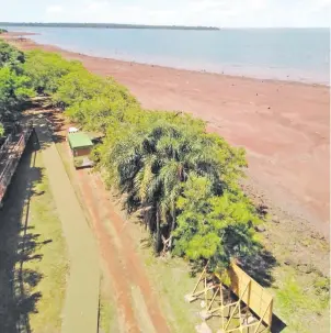  ??  ?? A fines de la semana pasada así lucía el embalse, cuya “flexibiliz­ación” (reducción) continúa sin pausas para aumentar el volumen necesario de agua para poder turbinar.