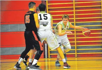  ?? SZ-FOTO: MAS ?? Zwei der herausrage­nden Spieler beim gelungenen Play-off-Start der U16 aus Urspring: Jack Schneider (r., mit Ball) und Mathias Groh (Nummer 15, hier im Hauptrunde­nspiel gegen Ulm).