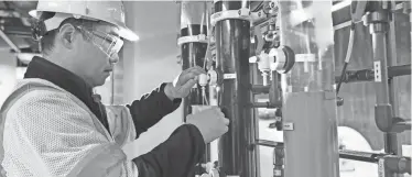  ?? RICHARDS/ VEOLIA NORTH AMERICA PROVIDED BY DANIELLE ?? A worker samples water in a PFAS treatment testing center at Veolia North America’s water treatment plant in Haworth, N.J., where more than a dozen PFAS treatment systems are being tested.