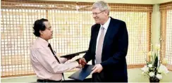  ??  ?? Wimalasena Rubasinghe, Chairman, CEA, and Jeremy Bird, Director General, IWMI exchanging MoUs
