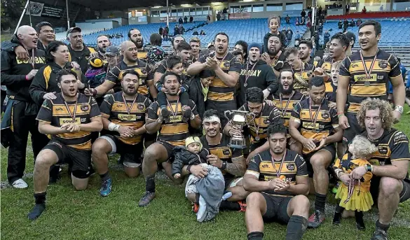  ?? RICHARD SPRANGER ?? Bombay celebrate their McNamara Cup win, their third Counties Manukau club rugby premiershi­p in a row.