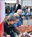  ??  ?? Les enfants des écoles de la ville déposent des fleurs en l’honneur de nos poilus.