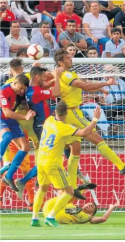  ??  ?? Lekic salta en busca del balón con dos jugadores del Extremadur­a.