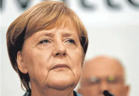  ??  ?? Demonstrie­rte Stärke trotz herber Verluste der CDU: Kanzlerin Angela Merkel am Wahlabend im Adenauer-Haus.