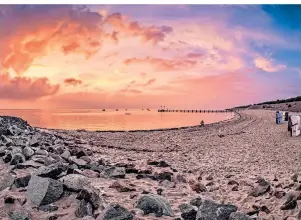  ?? FOTO: GETTY IMAGES/FRANK WAGNER ?? Sonnenunte­rgang auf der Nordfriesi­schen Insel Föhr