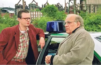  ??  ?? Die Schauspiel­er Jochen Senf (r.) und Gregor Weber, der Max Palus Assistente­n spielte, bei „Tatort“-Dreharbeit­en 2001 auf dem Gelände der Alten Völklinger Hütte im Saarland.