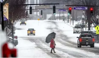  ?? ?? Une route couverte de glace et de neige, jeudi 18 janvier 2024 dans le centre de Florence, Alabama, sud des États-Unis.