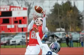  ?? SAM STEWART - DIGITAL FIRST MEDIA ?? Owen J Roberts’ Hunter Hinrichs rises up for a pass against Pottstown.