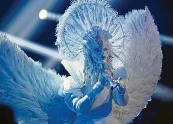  ??  ?? Der Engel in „The Masked Singer“ist so gar nicht engelsglei­ch. Wer steckt dahinter? Foto: Henning Kaiser, dpa