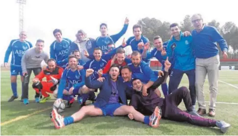  ?? ABC ?? El equipo de ABC-Santo Ángel tras proclamars­e campeón el domingo en Mocejón