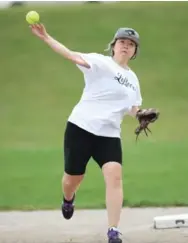  ?? VINCE TALOTTA/TORONTO STAR ?? Softball second baseman Lesley Mak agrees that “lingering ego problems” cause issues in softball leagues. Aggressive behaviour is at odds with what makes recreation­al softball so fun.