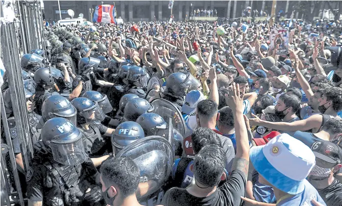  ?? RICARDO MORAES/REUTERS ?? La multitud se agolpó frente a las vallas de la Casa Rosada, hasta que quebró el cordón policial