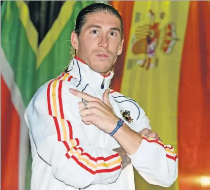  ??  ?? Sergio Ramos posó así para AS la noche del 26 de junio en el cuartel general de La Roja en Potchefstr­oom. Esta foto fue la portda del 27 de junio.