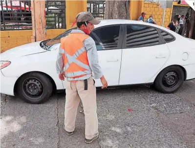  ?? ?? (1) Un sueldo de L 6,000 es el salario que ofrece la comuna por un empleo de medio tiempo. (2) Movilidad Urbana realiza operativos en puntos claves para evitar la presencia de estas personas. (3) La AMDC advierte a los capitalino­s que pagar un parqueador no lo exime del decomiso de su unidad, en caso de haber estacionad­o en un lugar prohibido.