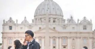  ?? AFP/FILIPPO MONTEFORTE ?? Um homem ‘burla’ a fiscalizaç­ão e fuma um cigarrinho na Praça São Pedro, cartão-postal do Vaticano