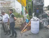  ??  ?? Los afectados tiraron a la basura los enseres que ya no pudieron rescatar de las aguas negras que se salieron de las alcantaril­las.